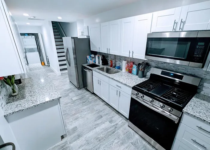Luxurious 3 Bedroom Apt With A Beautiful Balcony